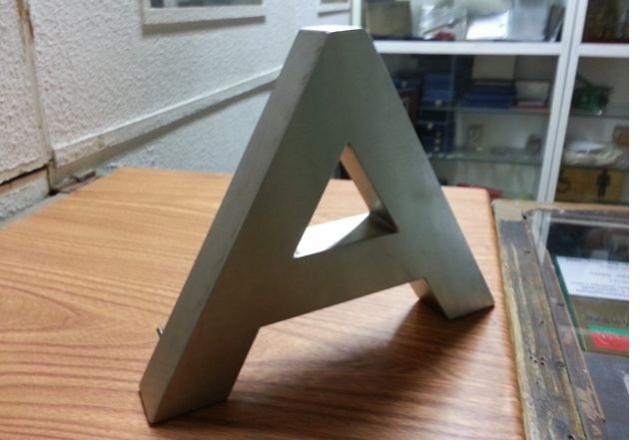 letras recortadas em latão